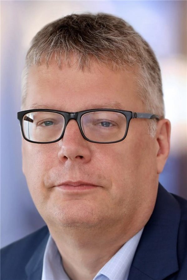 Fordern und Fördern bei Zulassung, HTA und Erstattung: Thesen zur Weiterentwicklung Fordern und Fördern bei Zulassung, HTA und Erstattung: Thesen zur Weiterentwicklung