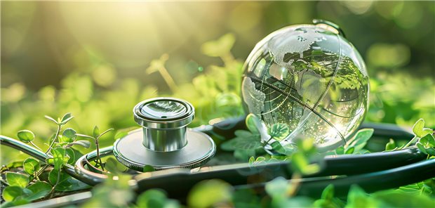 Klimaschutz und Gesundheit: Herausforderungen und Lösungen Glasglobus und Stethoskop, eingebettet in grünes Laub, als Symbol für Umweltgesundheit und ökologisch-medizinisches Bewusstsein