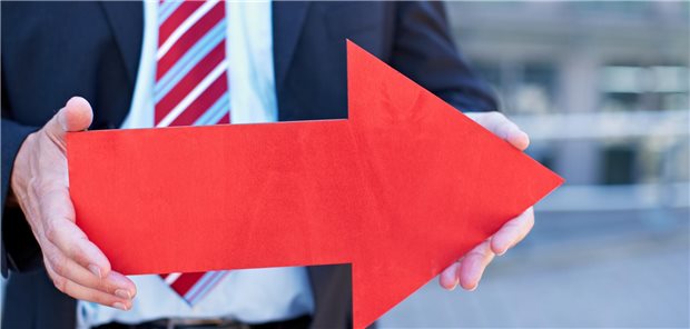 IQWiG-Methoden-Papier und EU-Guidances: Ein Vergleich Roter Pfeil zeigt nach rechts und wird von Geschäftsmann gehalten