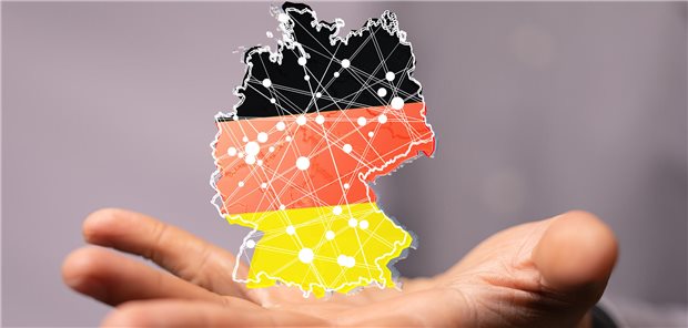 Eine Deutschlandkarte schwebt über einer Hand.