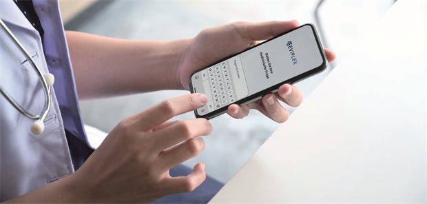 Hände von Person mit Smartphone, auf dessen Display FOMF-App ist.