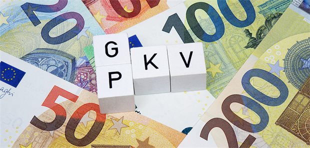 Das Bild zeigt Geldscheine, auf denen Scrabble-Spielsteine die Abkürzung PKV und GKV bilden.