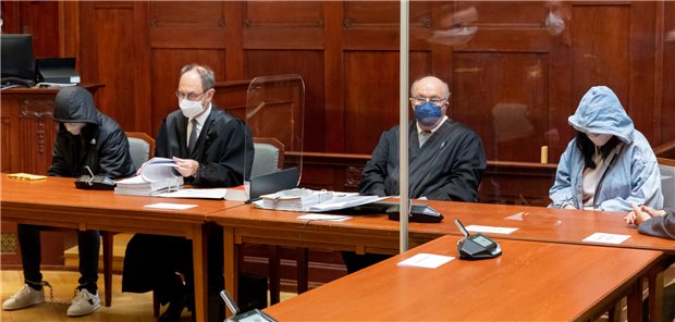 Mord an Arzt-Ehepaar: Tochter und Freund verurteilt Bild vom Prozessbeginn Mitte Oktober vorigen Jahres: Wegen Mordes an ihren Eltern sind die älteste Tochter und deren Freund jetzt zu mehrjährigen Haftstrafen verurteilt worden.