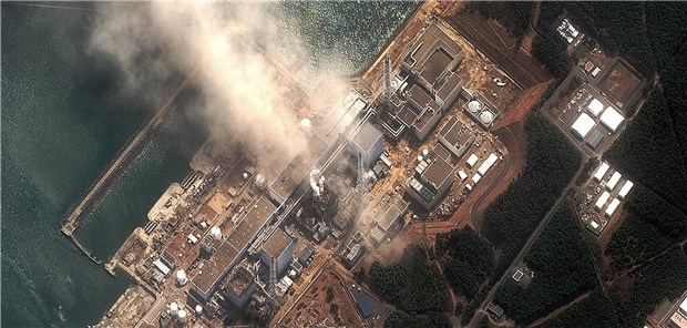 Zwischen Terrorangst und Tinder Bilder eines Jahrzehnts: Eine Luftaufnahme des Kernkraftwerks Fukushima 1 nach der Explosion des Reaktorblocks 3 am 14. März 2001.