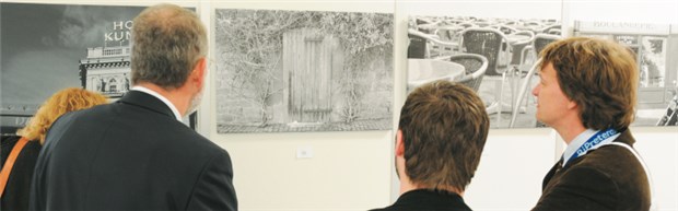 Ein Hort der Ruhe mit Kunst von Ärzten für Ärzte Bilder zum Thema "Licht" - betrachtet von Kongresspräsident Professor Jürgen Schölmerich (links), dem Fotografen Achim Kress und einem Besucher (von links). © sbra