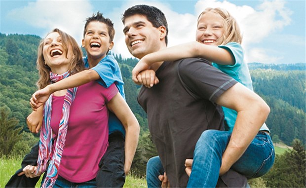 Eltern wünschen sich mehr Zeit für Kinder Bilderbuchfamilie: Eltern wollen Familie und Beruf besser miteinander vereinbaren können.