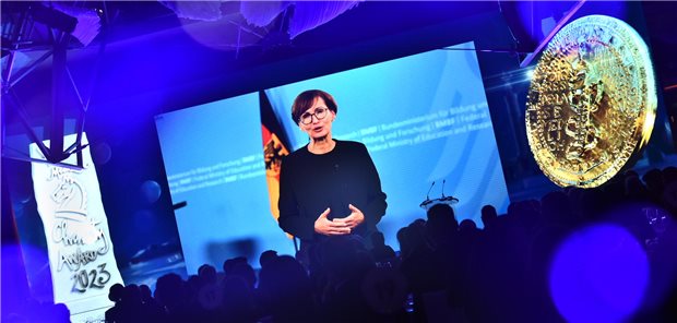 Stark-Watzinger: „Ein Marathon von der Erkenntnis bis zum fertigen Medikament“ Bildungs- und Forschungsministerin Bettina Stark-Watzinger unterstrich in ihrer Video-Ansprache bei der Galenus-Preisverleihung: Wie beim Ausdauersport ist auch in der Arzneientwicklung der Teamgeist wichtig.