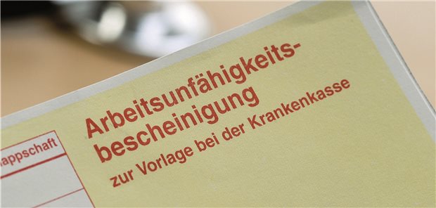 Fehler des Arztes bei AU-Bescheinigung geht zulasten der Kasse! Binnen sieben Tagen muss die AU-Bescheinigung bei der Kasse sein. Verspätungen, weil der ausstellende Arzt sich Zeit gelassen hat, können dem Patienten aber nicht angelastet werden.