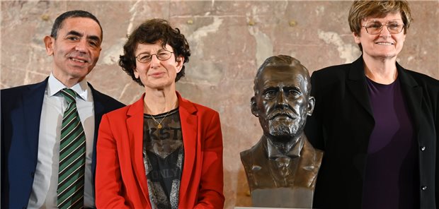 Hohe Ehrung für Mainzer BioNTech-Team BioNTech-Gründer Ugur Sahin (v.l.) und Özlem Türeci sowie Mitarbeiterin Katalin Karikó in der Frankfurter Paulskirche.
