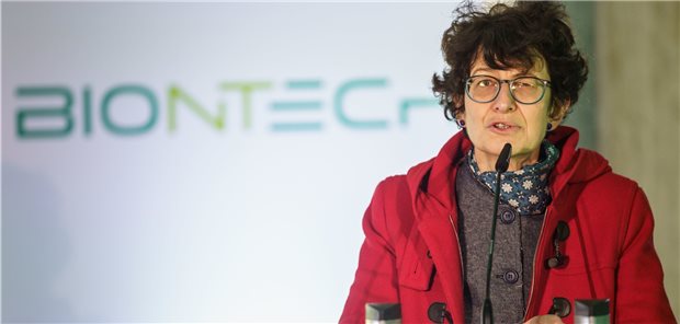 BioNTech-Gründerin Türeci übernimmt Professur in Mainz BioNTech-Gründerin Özlem Türeci, hier beim Richtfest für die neue Biontech „iNeST“-Produktionsstätte, in der einmal mehr als 10.000 Chargen für die individualisierte, RNA-basierte Krebstherapie produziert werden sollen. Mit diesem Thema wird sie sich auch in ihrer neuen Professur in Mainz beschäftigen.
