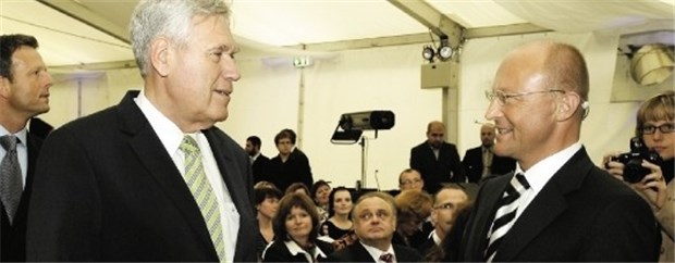 Dank Innovationen und Globalisierung auf Erfolgskurs Bionorica-Chef Professor Michael Popp (rechts) konnte zum 75. Firmen-Jubiläum auch Bundeswirtschaftsminister Michael Glos begrüßen.
