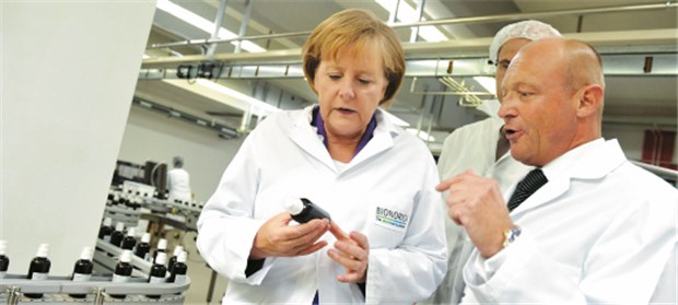 Bundeskanzlerin verspricht steuerliche Förderung Bionorica-Chef Professor Michael Popp zeigt Bundeskanzlerin Angela Merkel Produktionsanlagen und Produkte seiner Firma.