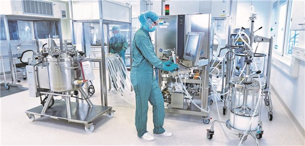 Edelstahltanks in einem Pharmabetrieb