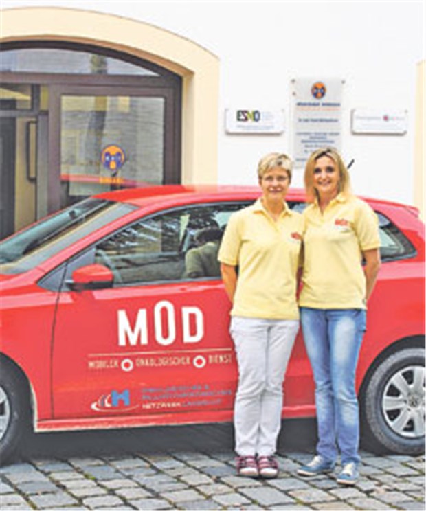 Mobiler Dienst entlastet Patienten Birgit Bochnia-Rieder (l.) und Gamze Damnali besuchen als Mobiler Onkologischer Dienst Krebspatienten rund um Landshut.