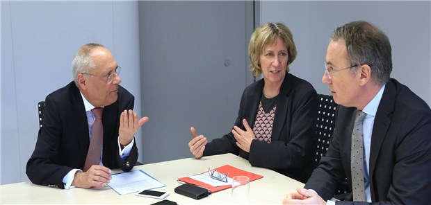 „Wir müssen die Ärzte mit ins Boot holen“ Birgit Fischer, Hauptgeschäftsführerin des Verbandes forschender Pharmaunternehmen, im Gespräch mit Barmer-Chef Professor Christoph Straub (rechts) und Helmut Laschet, „Ärzte Zeitung“. © Stephanie Pilick