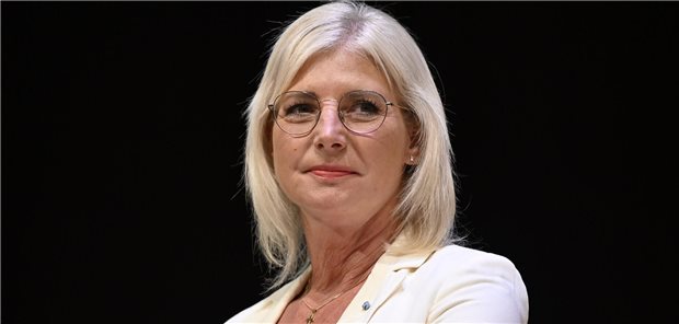 Bayern: Ulrike Scharf stellvertretend auf zwei Ministersesseln Bis das neue Kabinett steht, übernimmt Sozialministerin Ulrike Scharf auch den Chefsessel im bayerischen Gesundheitsministerium.