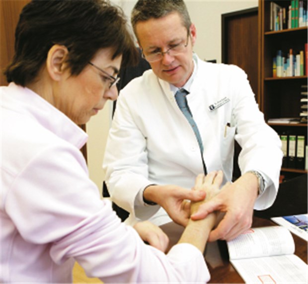 Mit Vernetzung den Mangel bekämpfen Bis der Spezialist draufschaut, dauert es oft viel zu lange: Ein Rheumatologe berät eine Patientin mit rheumatoider Arthritis.