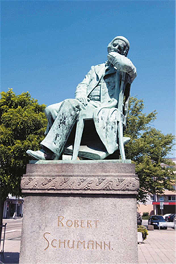 Genie und Wahnsinn - nur ein Mythos? Bis heute hoch verehrt: Denkmal des Komponisten Robert Schumann im sächsischen Zwickau.