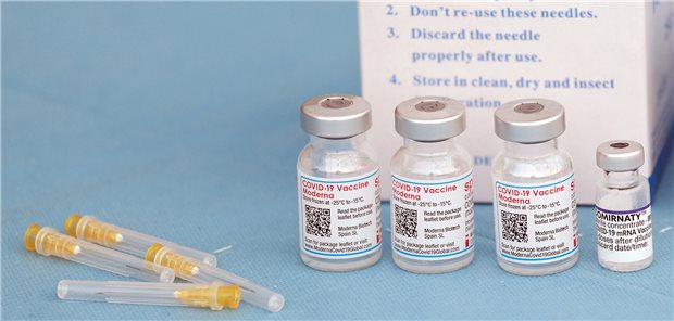 Arztpraxen können jetzt Omikron-Impfstoffe bestellen Bis zu 240 Dosen der neuen Impfstoffe je Arzt/Ärztin können Praxen laut KBV anfordern.