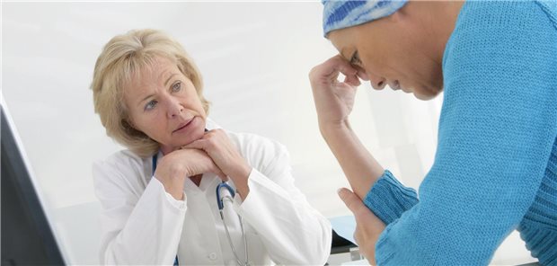 Mit Screening-Hilfe Bedarfe für psychoonkologische Betreuuung erfassen Verzweifelte Krebspatientin im Gespräch mit Ärztin.