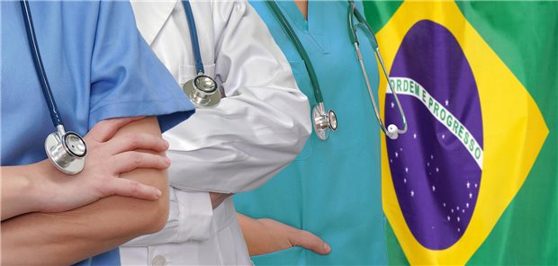 Deutschland setzt Abkommen zu brasilianischen Pflegekräften aus Ärzte vor brasilianischer Flagge.