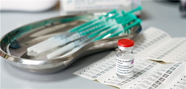 bereitgelegte Spritzen und das Vakzin  Vaxzevria® gegen SARS-CoV-2.