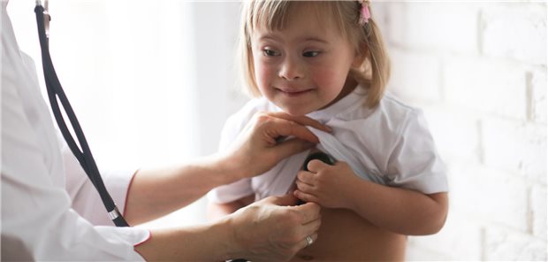 Mädchen bei der ärztliche Untersuchung