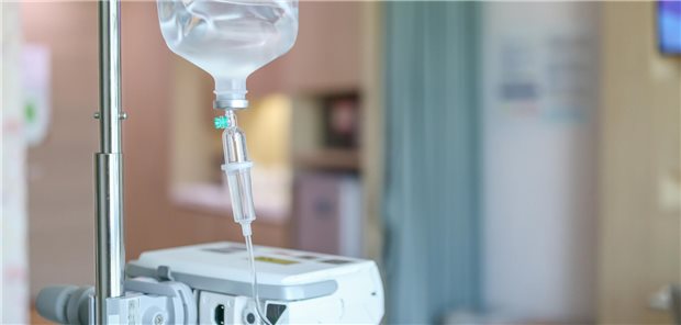 Bis zur Klinikentlassung hatten in der Aminosäuregruppe 27 Prozent eine akute Nierenschädigung erlitten, in der Kontrollgruppe waren es knapp 32 Prozent. Dies übersetzte sich in eine relative Risikoreduktion von 15 Prozent zugunsten der Aminosäurebehandlung – ein statistisch signifikanter Unterschied.