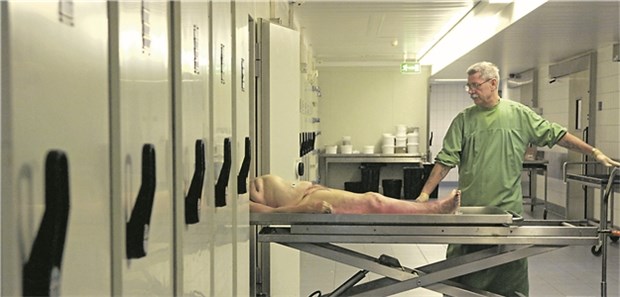 Ruf nach höheren Obduktionsquoten Bis zur Obduktion müssen Leichname in der Rechtsmedizin in die Kühlkammer.