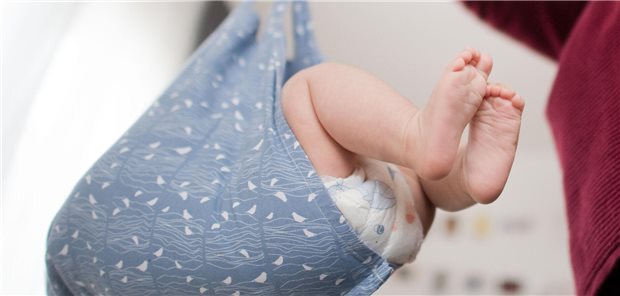 Tschechisches Verfassungsgericht stärkt Rechte von Hebammen Hebamme wiegt ein Baby.