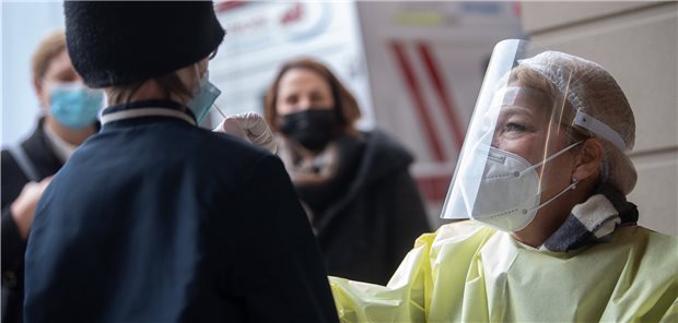 BfArM lässt erste Corona-Selbsttests zu Bisher müssen noch Fachleute die Schnelltests übernehmen, nun sind die ersten Laientests vom BfArM zugelassen. Im Bild eine Schulung für Lehrkräfte in Tübingen.