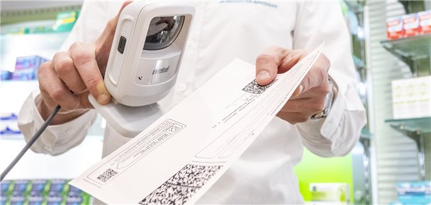 Bisher noch meist via Papierausdruck in der Telematikinfrastruktur zugänglich: das E-Rezept. Ab 1. Juli soll auch der Abruf via eGK in der Apotheke möglich sein. (Symbolbild mit Fotomodell)
