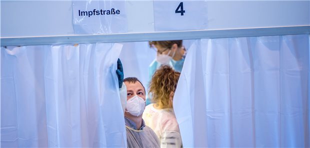KV Mecklenburg-Vorpommern drängt auf Corona-Impfungen in Praxen Bisher wird in Mecklenburg-Vorpommern nur in Zentren gegen COVID-19 geimpft. Die KV findet, dass Impfungen auch in den Praxen möglich sein sollten.
