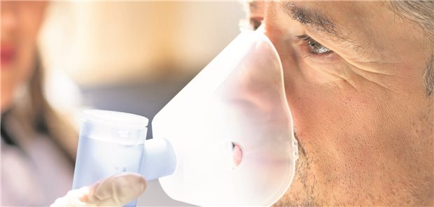 Ein älterer Mann bekommt ein Medikament gegen Asthma 