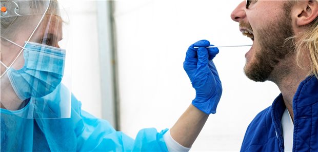SARS-CoV-2-Test auch bei leichten Symptomen? Bislang sollten Patienten mit akuten respiratorischen Symptomen vor allem dann getestet worden, wenn sie Kontakt zu einer infizierten Person hatten oder einer Risikogruppe angehörten.