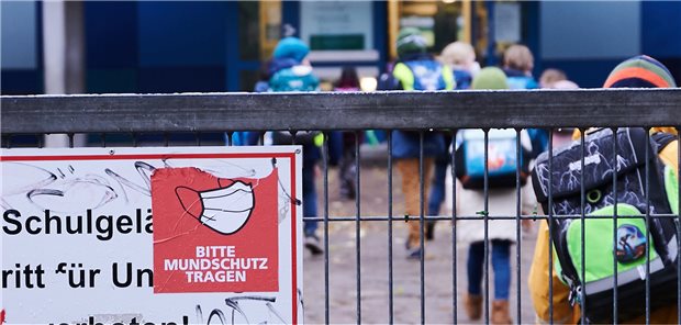 Pädiater: Unterricht in Schulen „absolut notwendig“ „Bitte Mundschutz tragen“ steht am Eingang zu einer Grundschule in Friedrichshain. Für Kinder ab sechs Jahren könnte laut BVKJ generell eine Maskenpflicht eingeführt werden.