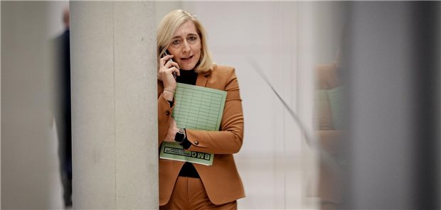 Bitte aus der Deckung treten: Die Erwartungen an Gesundheitsministerin Nina Warken – hier nach dem Vermittlungsausschuss zum GKV-Sparpaket – sind immens.