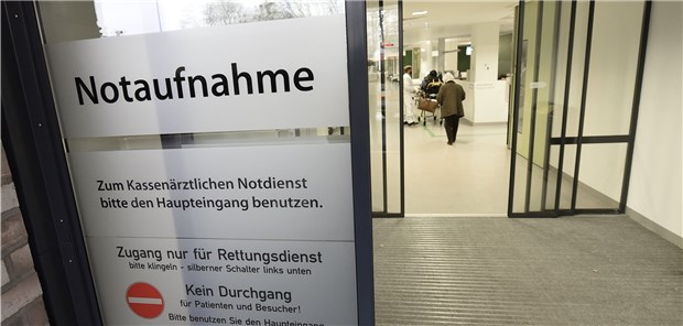 Bereitschaftsdienst-Reform geht in die Verlängerung Bitte den richtigen Eingang wählen: Bereitschaftsdienstpraxis an einem Krankenhaus.