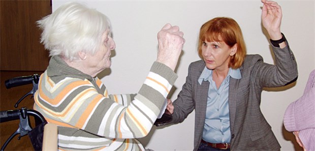 Notensystem ist am Ende Bitte die Hand heben! Eine MDK-Gutachterin prüft den Pflegebedarf einer Seniorin.