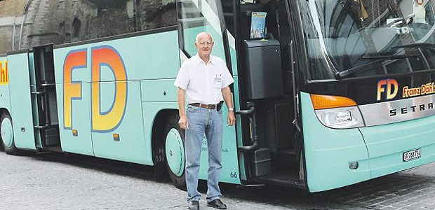 Einst Herzchirurg, jetzt Busfahrer Bitte einsteigen! Markus Studer, früher Herzchirurg, ist heute mit einem Reisebus unterwegs.