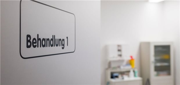 „Bitte in Behandlungsraum 1“: Wartezeiten auf Arzttermine sind in Politik und Selbstverwaltung das Aufregerthema schlechthin.