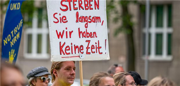 Angebot der Unikliniken an Pfleger überzeugt noch nicht „Bitte sterben Sie langsam, wir haben keine Zeit“. Pfleger demonstrierten am Freitag für einen Entlastungstarifvertrag an Unikliniken.