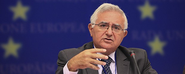EU-Kommissar Dalli tritt zurück Blau mit Sternen: Ex-Kommissar John Dalli.