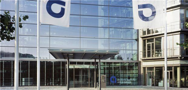 apoBank will sieben Prozent Dividende auszahlen Blauer Himmel über der Zentrale der Deutschen Apotheker- und Ärztebank in Düsseldorf: In diesem Jahr sollen die Mitglieder wieder stärker an den Gewinnen beteiligt werden.