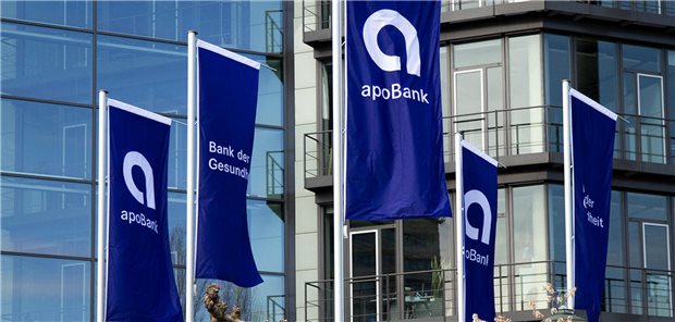 Blauer Himmel über der Zentrale der Standesbank: Die Deutsche Apotheker- und Ärztebank (apoBank) bleibt im Bankengeschäft mit Heilberuflern Marktführer – zumindest bei Existenzgründungen. Nun sollen auch angestellte Ärztinnen und Ärzte noch mehr als bisher als Kunden gewonnen werden, kündigte Vorstandschef Matthias Schellenberg an.