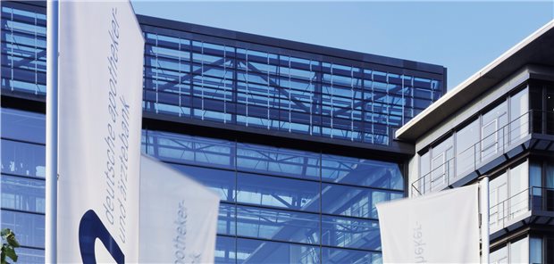 apoBank: Trotz IT-Migration Überschuss gesteigert Blauer Himmel über der apoBank-Zentrale: Das Institut erwirtschaftete auch im Corona-Jahr 2020 einen stabilen Überschuss.