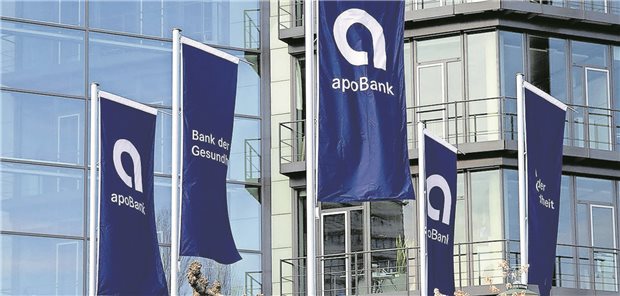 apoBank-Zentrale in Düsseldorf mit Fahnen vor dem Haupteingang
