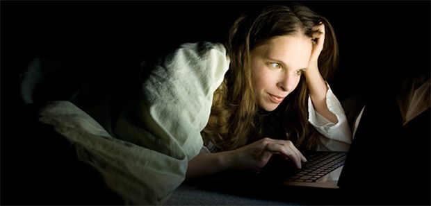 Nicht computern vor dem Schlafengehen Blaulicht der Bildschirme reduziert das Melatonin. Computer stören den Schlaf.