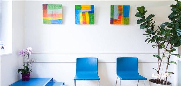 Blautöne wirken beruhigend: Im Wartezimmer des Kardiologen Dr. Nils Jonas aus Heitersheim sind Bilder der Malerin Gerlinde Dettling zu sehen.