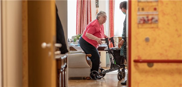 Holetschek fordert mehr Tempo bei Pflegereform Bleibt Betreuung im Alter künftig bezahlbar? Die steigende Eigenbeteiligung bringt Pflegebedürftige zunehmend in finanzielle Notlagen.